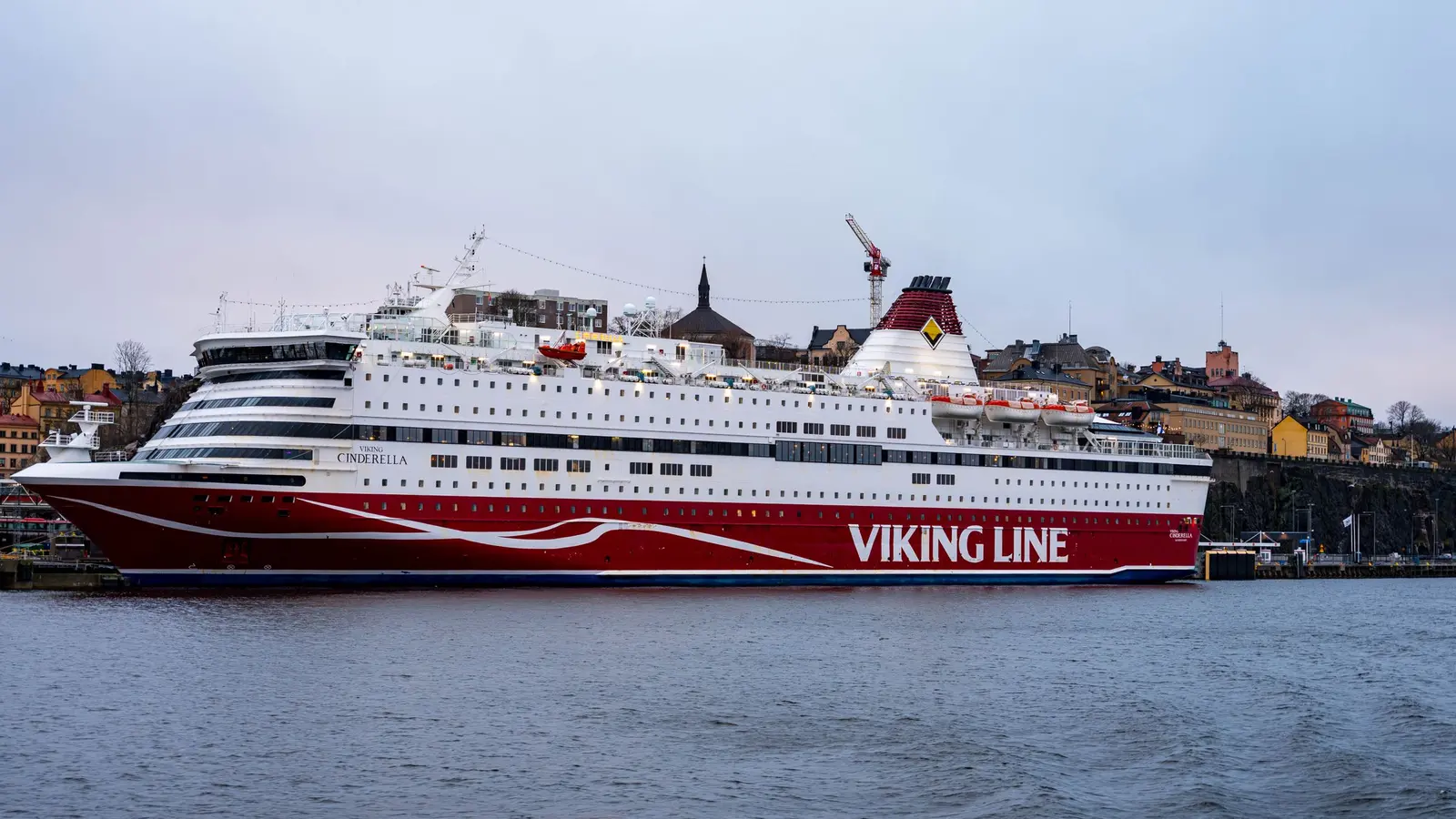 Passagerarfärja i nordisk hamnmiljö
